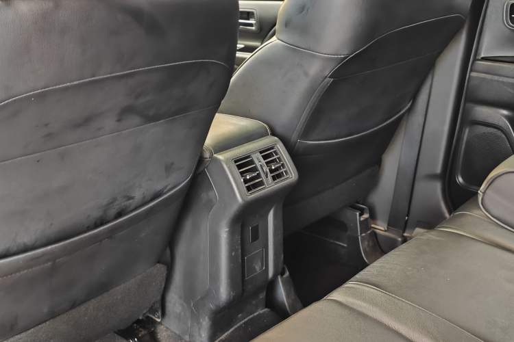 Used Mitsubishi Outlander 2019 2.4L 4x4 Zhi Xiang Edition 5 Seats China V Emission Standard Interior 10
