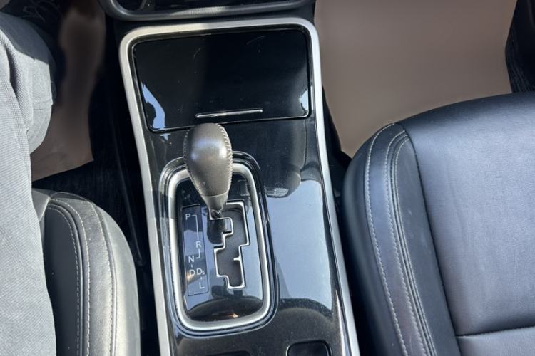Used Mitsubishi Outlander 2019 2.0L Two-Wheel Drive Comfort Edition 5 Seats China VI Standard Interior 10