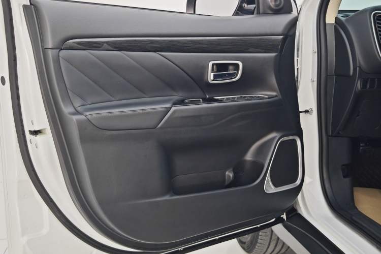 Used Mitsubishi Outlander 2019 2.4L 4x4 Zhi Xiang Edition 5 Seats China VI Standard Interior 11