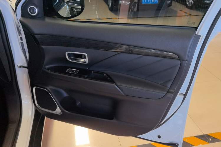 Used Mitsubishi Outlander 2019 2.0L Two-Wheel Drive Comfort Edition 7-Seater China VI Standard Interior 11