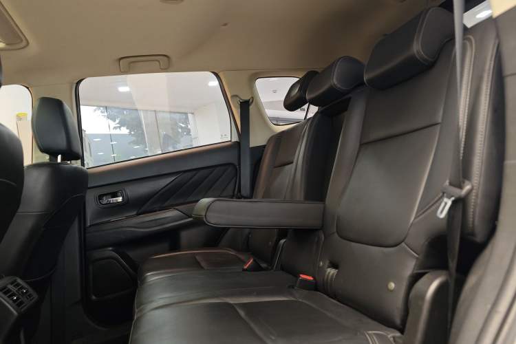 Used Mitsubishi Outlander 2019 2.4L 4x4 Zhi Xiang Edition 5 Seats China V Emission Standard Interior 11
