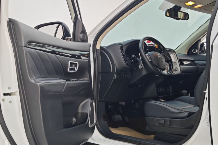 Used Mitsubishi Outlander 2019 2.4L 4x4 Zhi Xiang Edition 5 Seats China VI Standard Interior 12