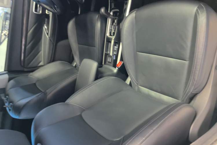 Used Mitsubishi Outlander 2019 2.0L Two-Wheel Drive Comfort Edition 7-Seater China VI Standard Interior 12