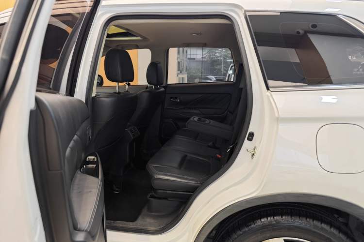 Used Mitsubishi Outlander 2019 2.4L 4x4 Zhi Xiang Edition 5 Seats China V Emission Standard Interior 12