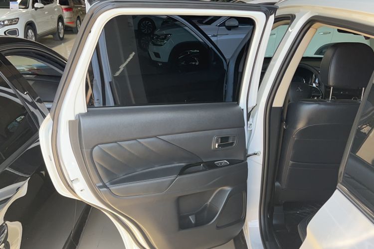 Used Mitsubishi Outlander 2019 2.4L 4x4 Zhi Xiang Edition 5 Seats China VI Standard Interior 13