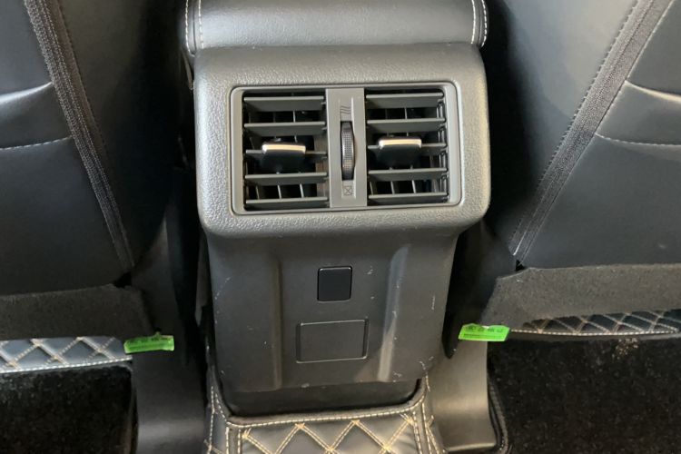 Used Mitsubishi Outlander 2019 2.4L 4x4 Zhi Xiang Edition 5 Seats China VI Standard Interior 15