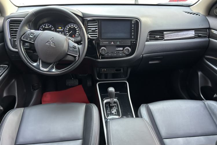Used Mitsubishi Outlander 2019 2.0L Two-Wheel Drive Comfort Edition 5 Seats China VI Standard Interior 2