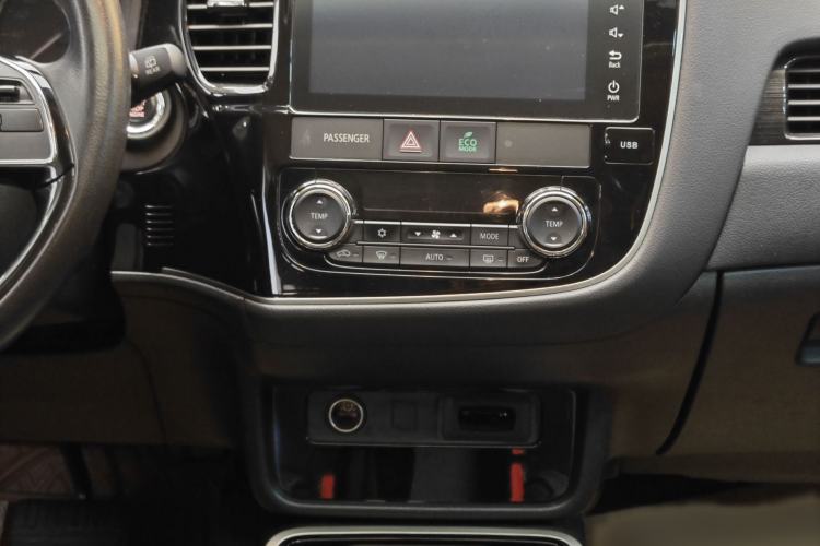 Used Mitsubishi Outlander 2019 2.0L Two-Wheel Drive Comfort Edition 5 Seats China VI Standard Interior 2
