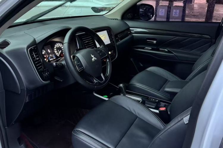 Used Mitsubishi Outlander 2019 2.0L Two-Wheel Drive Comfort Edition 5 Seats China VI Standard Interior 2
