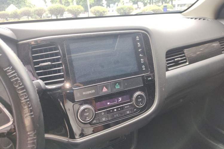 Used Mitsubishi Outlander 2019 2.0L Two-Wheel Drive Comfort Edition 5 Seats China VI Standard Interior 2