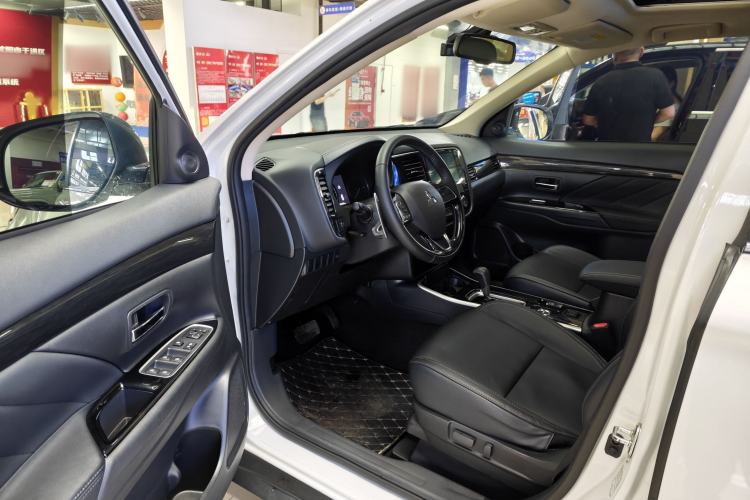 Used Mitsubishi Outlander 2019 2.4L 4x4 Zhi Xiang Edition 5 Seats China VI Standard Interior 2