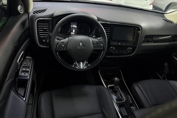 Used Mitsubishi Outlander 2019 2.0L Two-Wheel Drive Comfort Edition 5 Seats China V Standard Interior 2