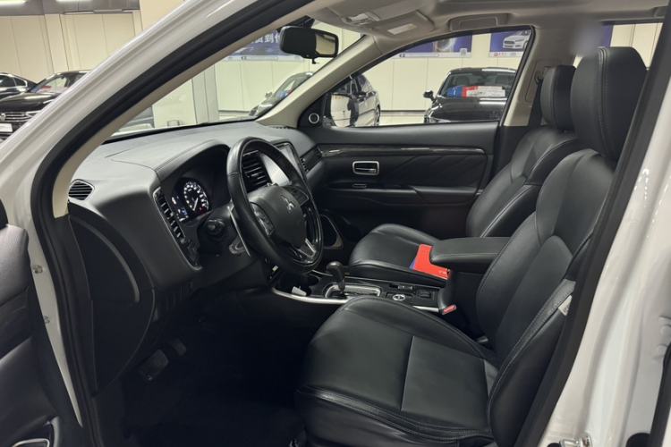Used Mitsubishi Outlander 2019 2.4L 4x4 Zhi Xiang Edition 5 Seats China VI Standard Interior 2