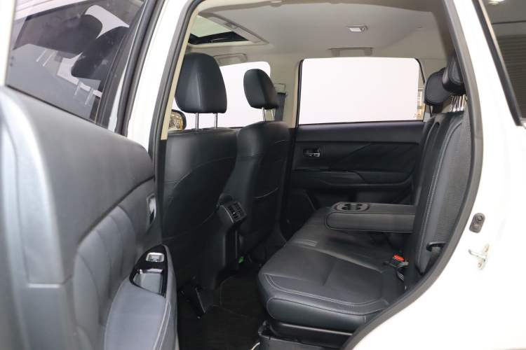 Used Mitsubishi Outlander 2019 2.4L 4x4 Zhi Xiang Edition 5 Seats China V Emission Standard Interior 2