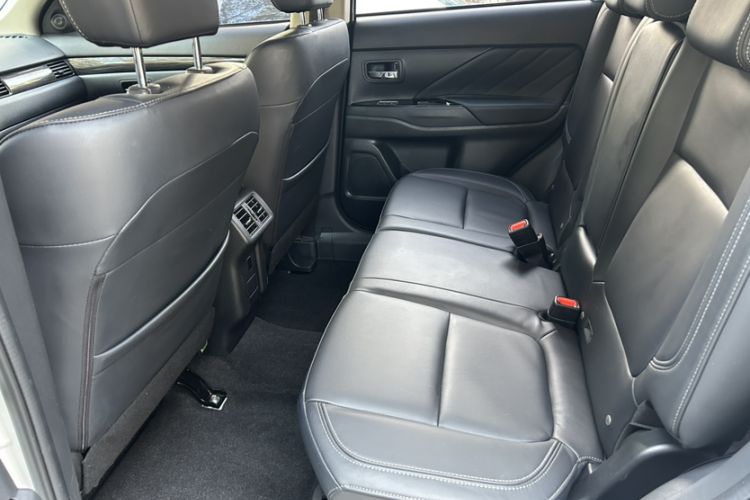 Used Mitsubishi Outlander 2019 2.0L Two-Wheel Drive Comfort Edition 5 Seats China VI Standard Interior 3