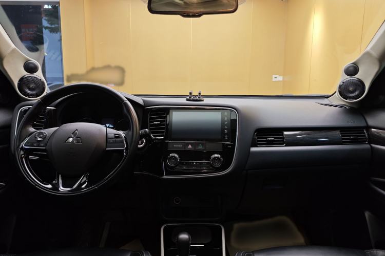 Used Mitsubishi Outlander 2019 2.0L Two-Wheel Drive Comfort Edition 5 Seats China VI Standard Interior 3