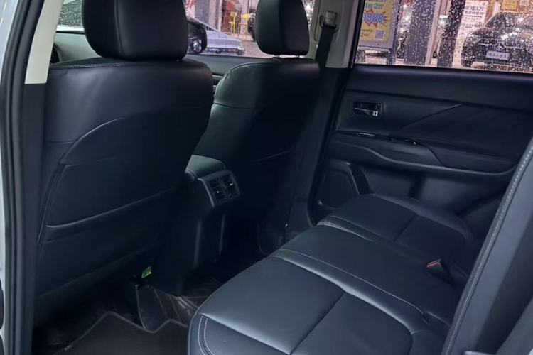 Used Mitsubishi Outlander 2019 2.0L Two-Wheel Drive Comfort Edition 5 Seats China VI Standard Interior 3