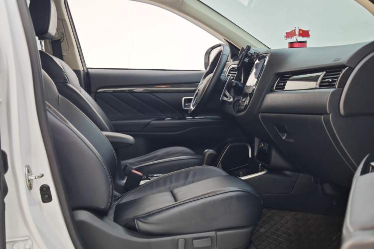 Used Mitsubishi Outlander 2019 2.4L 4x4 Zhi Xiang Edition 5 Seats China VI Standard Interior 3