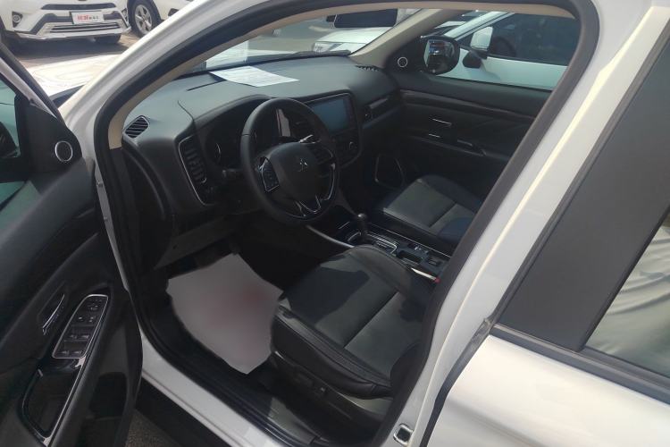 Used Mitsubishi Outlander 2019 2.0L Two-Wheel Drive Comfort Edition 7-Seater China VI Standard Interior 3