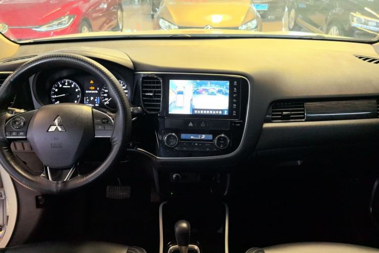 Used Mitsubishi Outlander 2019 2.0L Two-Wheel Drive Comfort Edition 7-Seater China VI Standard Interior 3