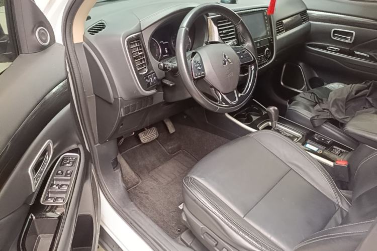 Used Mitsubishi Outlander 2019 2.0L Two-Wheel Drive Comfort Edition 5 Seats China VI Standard Interior 3