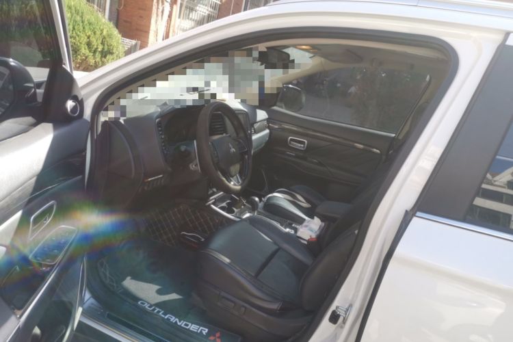 Used Mitsubishi Outlander 2019 2.4L 4x4 Zhi Xiang Edition 5 Seats China VI Standard Interior 3