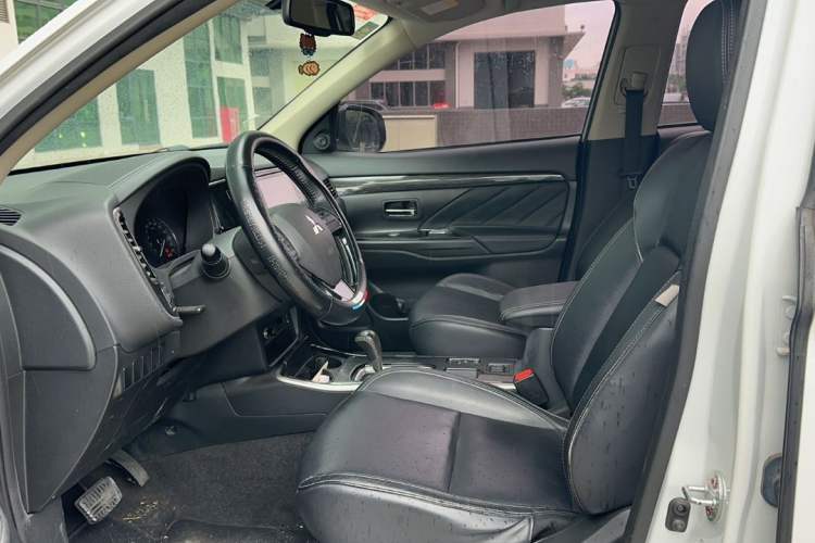 Used Mitsubishi Outlander 2019 2.0L Two-Wheel Drive Comfort Edition 5 Seats China VI Standard Interior 3