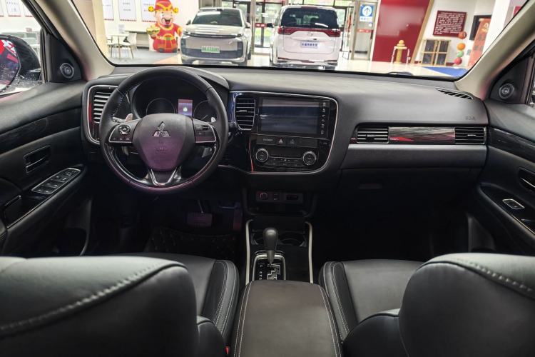 Used Mitsubishi Outlander 2019 2.4L 4x4 Zhi Xiang Edition 5 Seats China VI Standard Interior 3