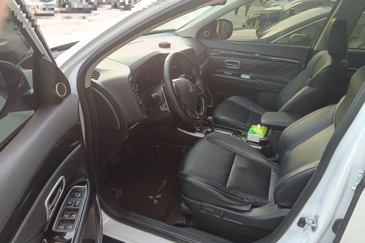 Used Mitsubishi Outlander 2019 2.4L 4x4 Zhi Xiang Edition 7 Seats China VI Standard Interior 3
