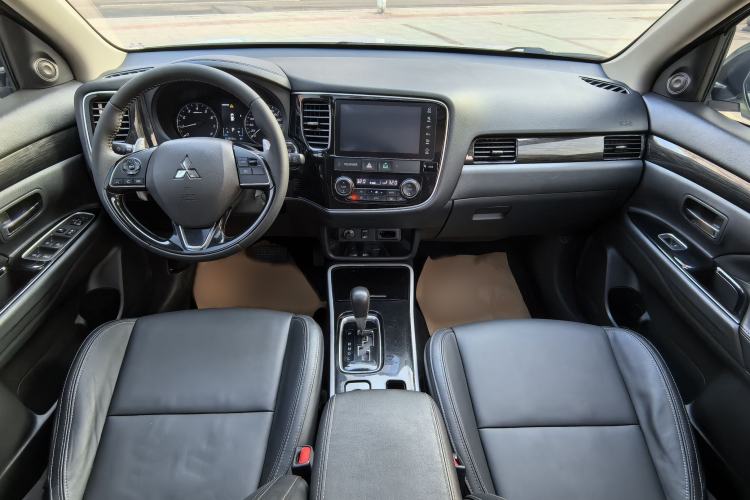 Used Mitsubishi Outlander 2019 2.4L 4x4 Zhi Xiang Edition 5 Seats China VI Standard Interior 3