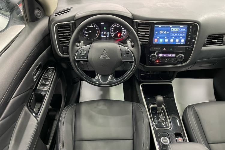 Used Mitsubishi Outlander 2019 2.4L 4x4 Zhi Xiang Edition 5 Seats China VI Standard Interior 3