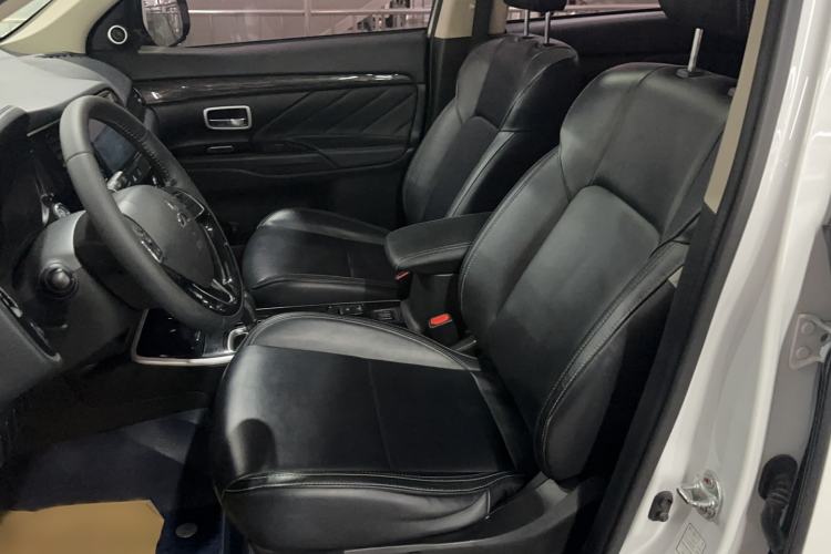 Used Mitsubishi Outlander 2019 2.0L Two-Wheel Drive Comfort Edition 5 Seats China VI Standard Interior 3
