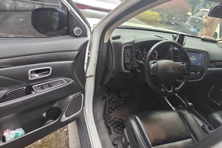 Used Mitsubishi Outlander 2019 2.0L Two-Wheel Drive Comfort Edition 5 Seats China VI Standard Interior 3