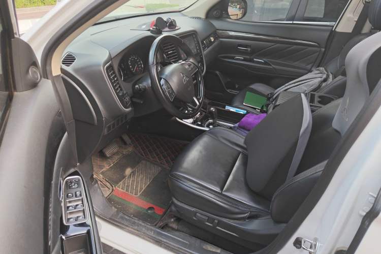 Used Mitsubishi Outlander 2019 2.0L Two-Wheel Drive Comfort Edition 5 Seats China VI Standard Interior 3
