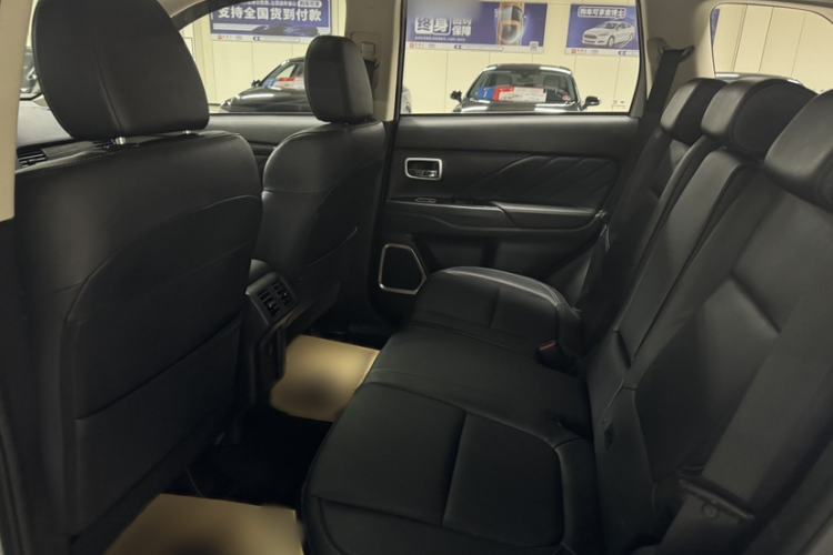 Used Mitsubishi Outlander 2019 2.4L 4x4 Zhi Xiang Edition 5 Seats China VI Standard Interior 3