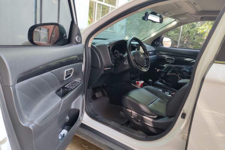 Used Mitsubishi Outlander 2019 2.4L 4x4 Zhi Xiang Edition 5 Seats China VI Standard Interior 3
