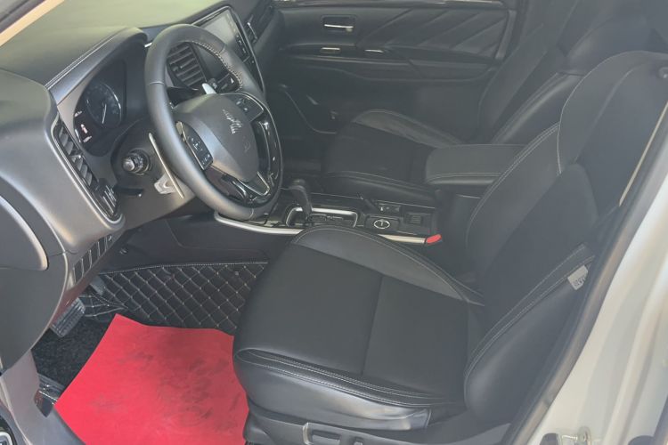 Used Mitsubishi Outlander 2019 2.4L 4x4 Zhi Xiang Edition 5 Seats China VI Standard Interior 3