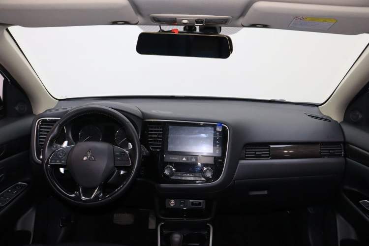 Used Mitsubishi Outlander 2019 2.4L 4x4 Zhi Xiang Edition 5 Seats China V Emission Standard Interior 3