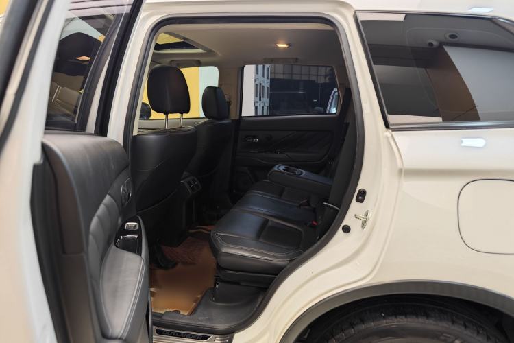 Used Mitsubishi Outlander 2019 2.0L Two-Wheel Drive Comfort Edition 5 Seats China VI Standard Interior 4