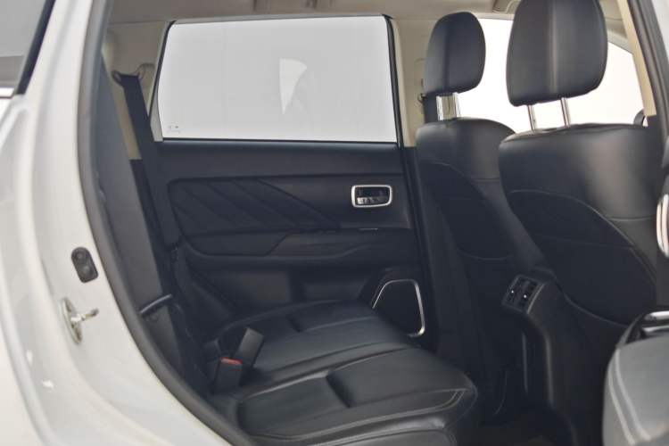 Used Mitsubishi Outlander 2019 2.4L 4x4 Zhi Xiang Edition 5 Seats China VI Standard Interior 4