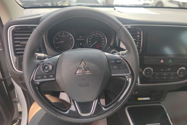 Used Mitsubishi Outlander 2019 2.0L Two-Wheel Drive Comfort Edition 7-Seater China VI Standard Interior 4