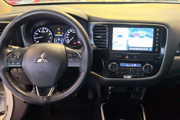 Used Mitsubishi Outlander 2019 2.0L Two-Wheel Drive Comfort Edition 7-Seater China VI Standard Interior 4