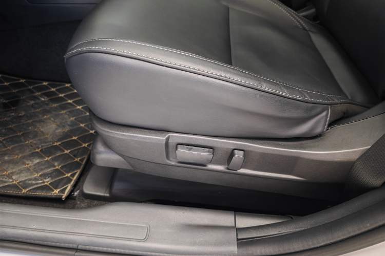 Used Mitsubishi Outlander 2019 2.4L 4x4 Zhi Xiang Edition 5 Seats China VI Standard Interior 4