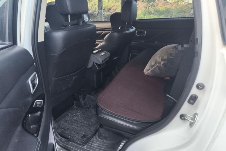 Used Mitsubishi Outlander 2019 2.0L Two-Wheel Drive Comfort Edition 5 Seats China V Standard Interior 4
