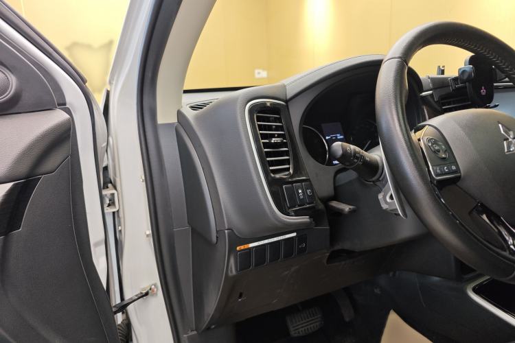 Used Mitsubishi Outlander 2019 2.4L 4x4 Zhi Xiang Edition 5 Seats China V Emission Standard Interior 4