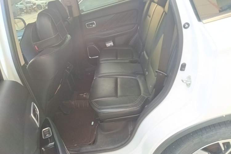 Used Mitsubishi Outlander 2019 2.4L 4x4 Zhi Xiang Edition 7 Seats China VI Standard Interior 4