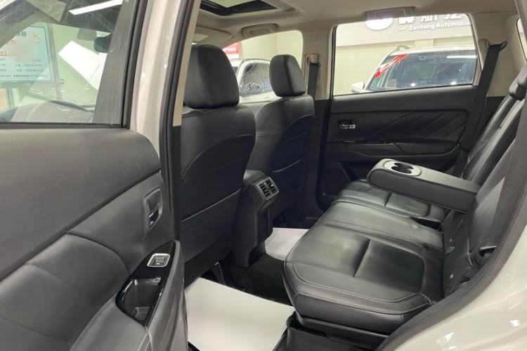 Used Mitsubishi Outlander 2019 2.4L 4x4 Zhi Xiang Edition 5 Seats China VI Standard Interior 4