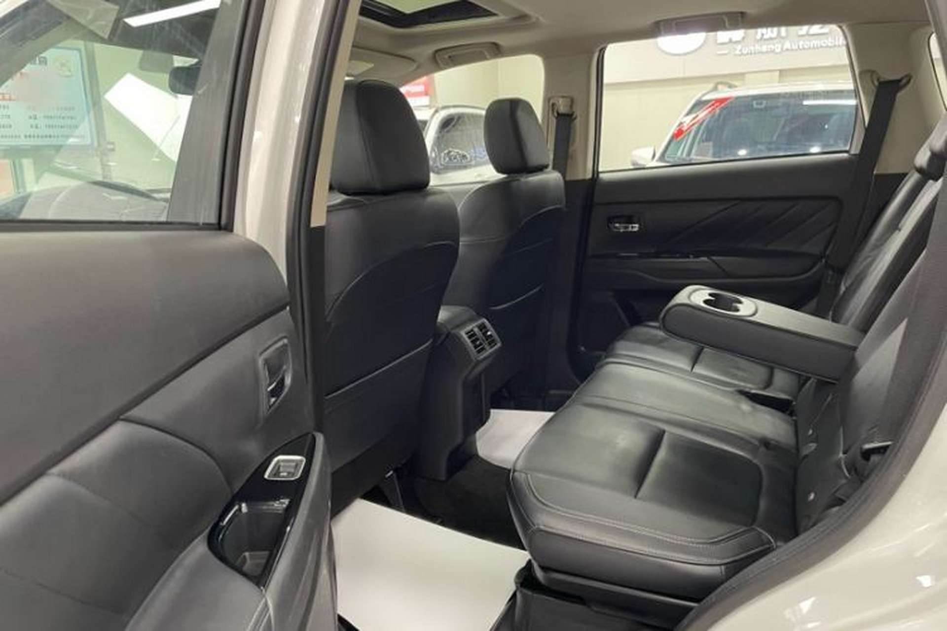 Used Mitsubishi Outlander 2019 2.4L 4x4 Zhi Xiang Edition 5 Seats China VI Standard Interior 4
