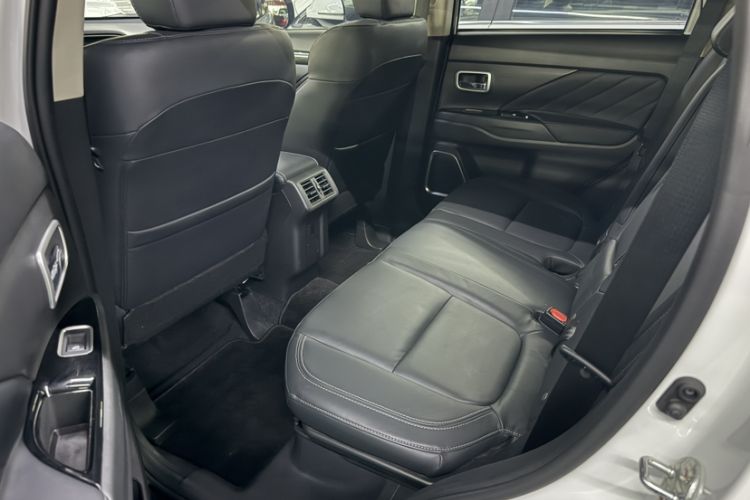 Used Mitsubishi Outlander 2019 2.0L Two-Wheel Drive Comfort Edition 5 Seats China V Standard Interior 4
