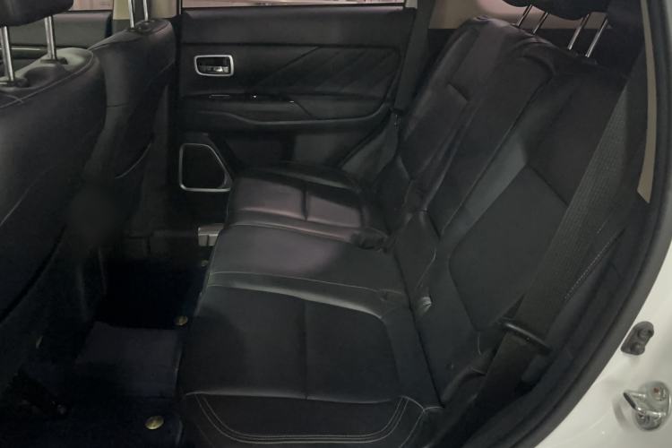 Used Mitsubishi Outlander 2019 2.0L Two-Wheel Drive Comfort Edition 5 Seats China VI Standard Interior 4